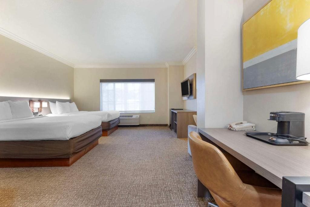 Superior Suite, 3 Queen Beds, Sofa Bed, Non Smoking room - Image 1