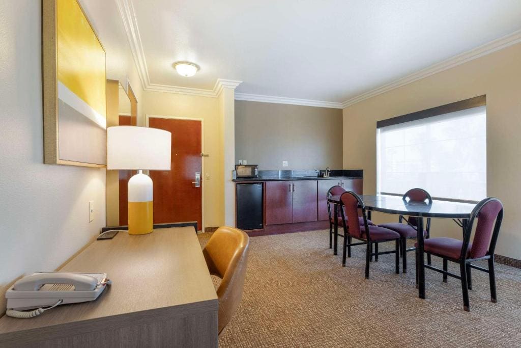 Superior Suite, 1 King Bed, Sofa Bed, Living Room, Hot Tub, Non Smoking room - Image 3