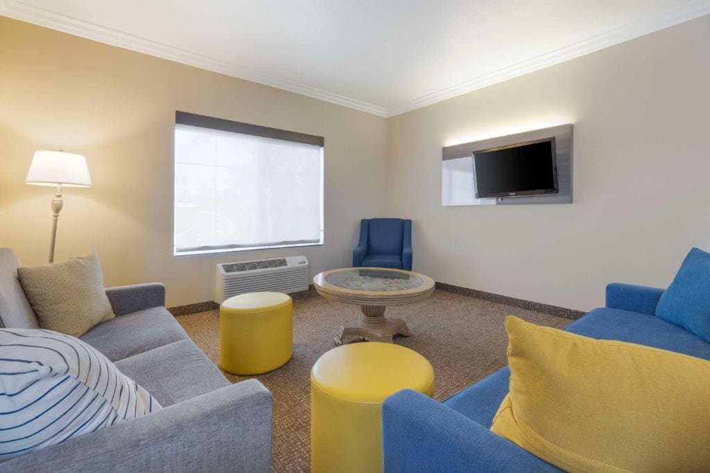 Superior Suite, 1 King Bed, Sofa Bed, Living Room, Hot Tub, Non Smoking room - Image 2