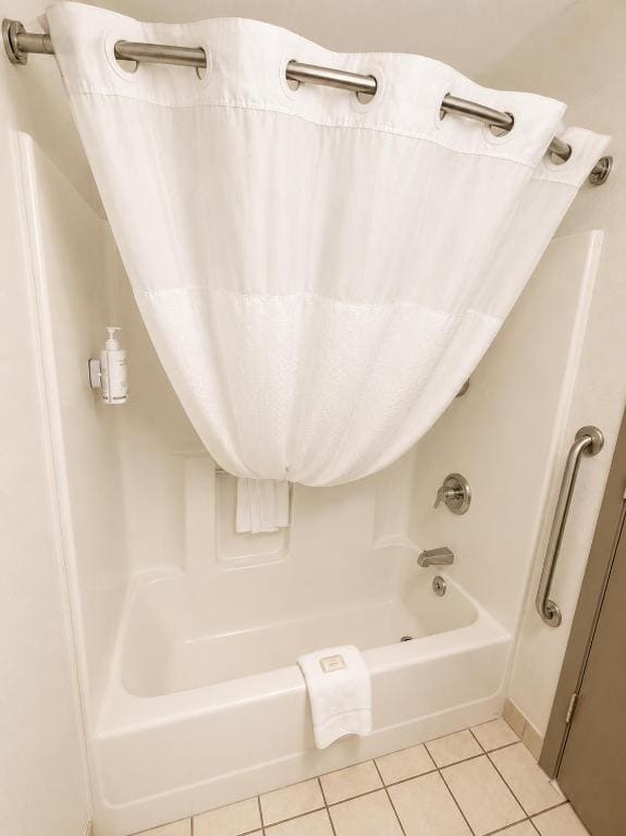 King Room with Tub with Grab Bars - Mobility Accessible/Non-Smoking room - Image 3