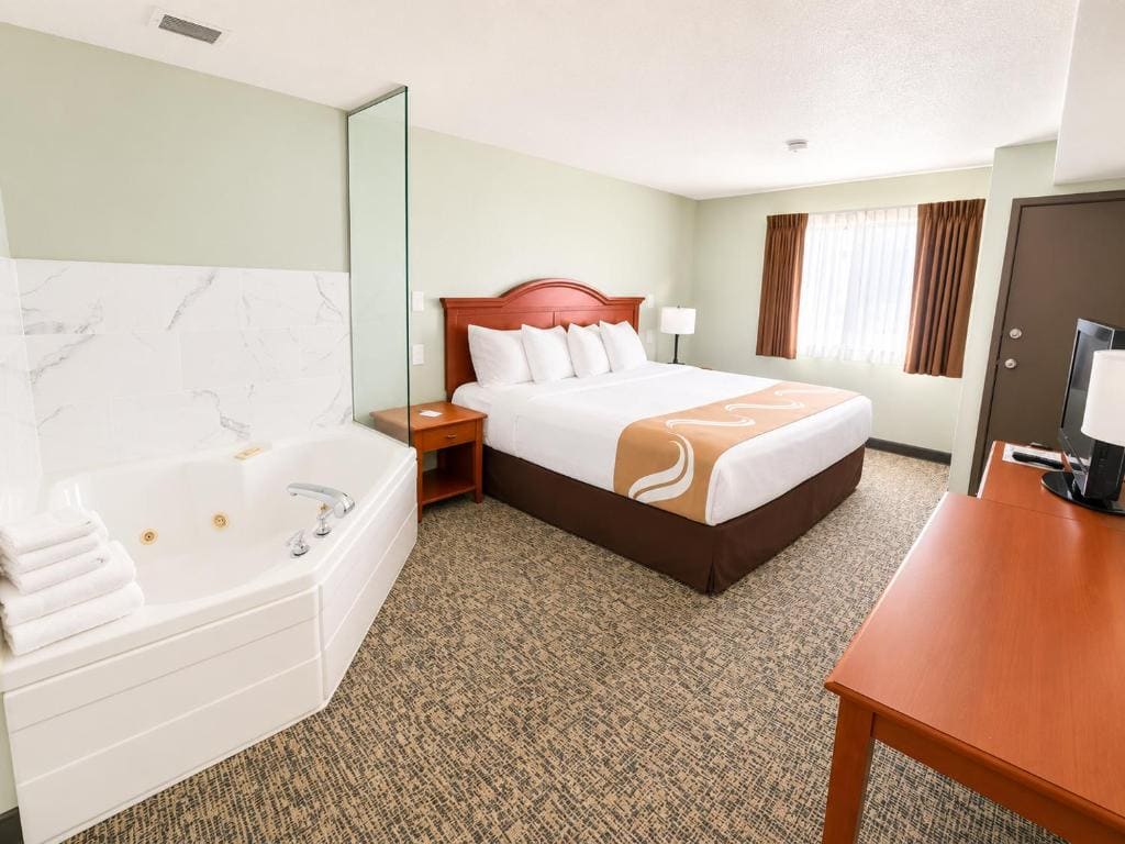 King Room with Roll-in Shower - Mobility Access/Non-Smoking room - Image 1