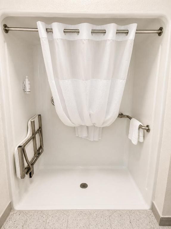 King Room with Roll-in Shower - Mobility Access/Non-Smoking room - Image 3