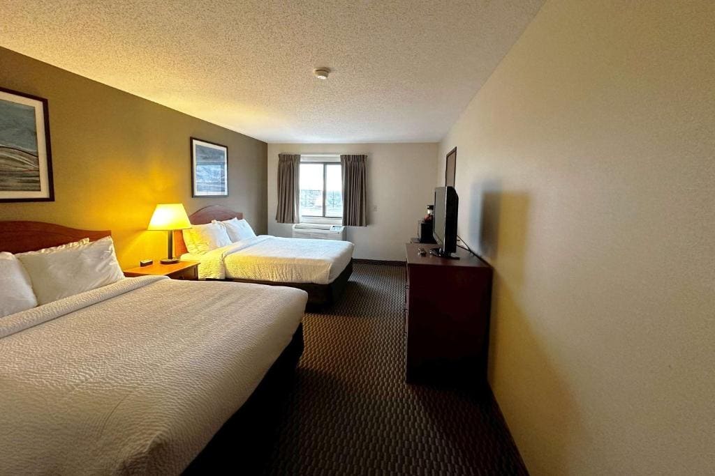 Queen Room with Two Queen Beds - Non-Smoking room - Image 3