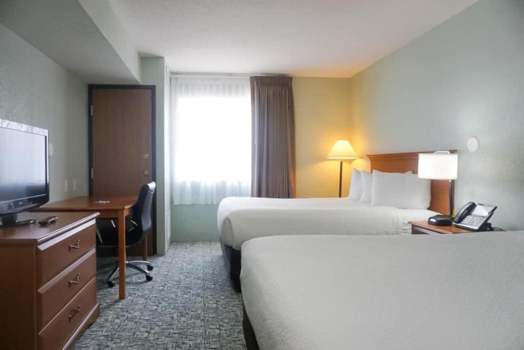 Queen Room with Two Queen Beds - Non-Smoking room - Image 2