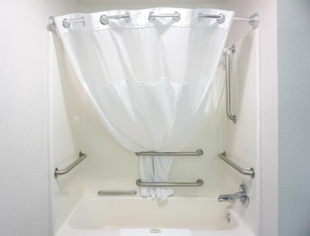 Queen Room with Tub with Grab Bars - Mobility Accessible/Non-Smoking room - Image 1