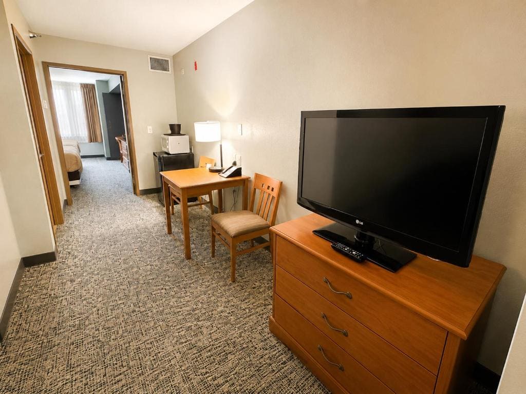One-Bedroom Queen Suite - Non-Smoking room - Image 1