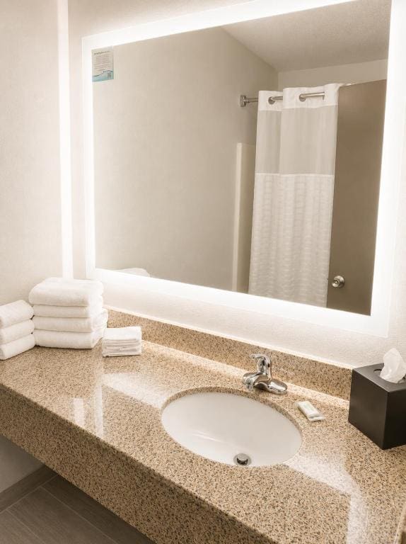 Queen Room with No Elevator Access - Non-Smoking room - Image 2