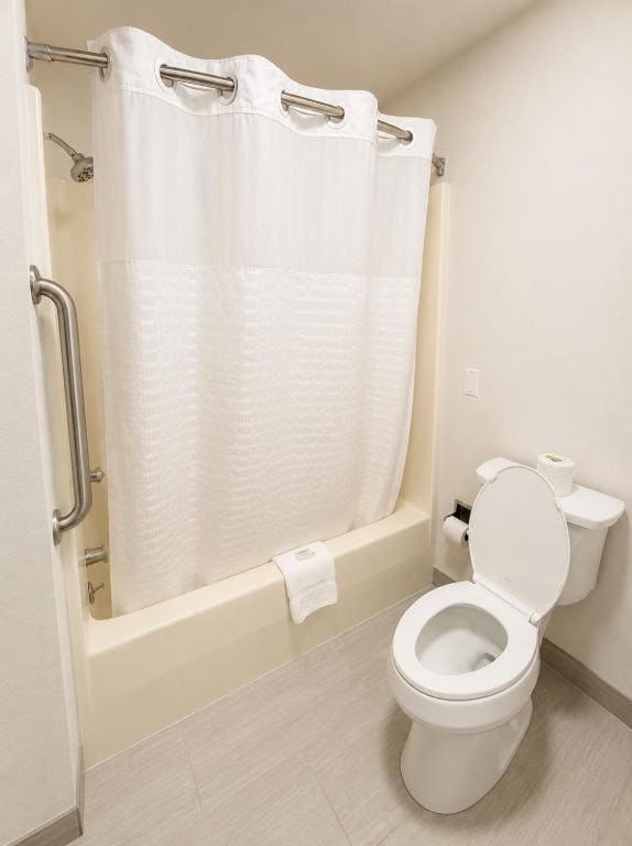 Studio Suite with Three Queen Beds - Non-Smoking room - Image 3
