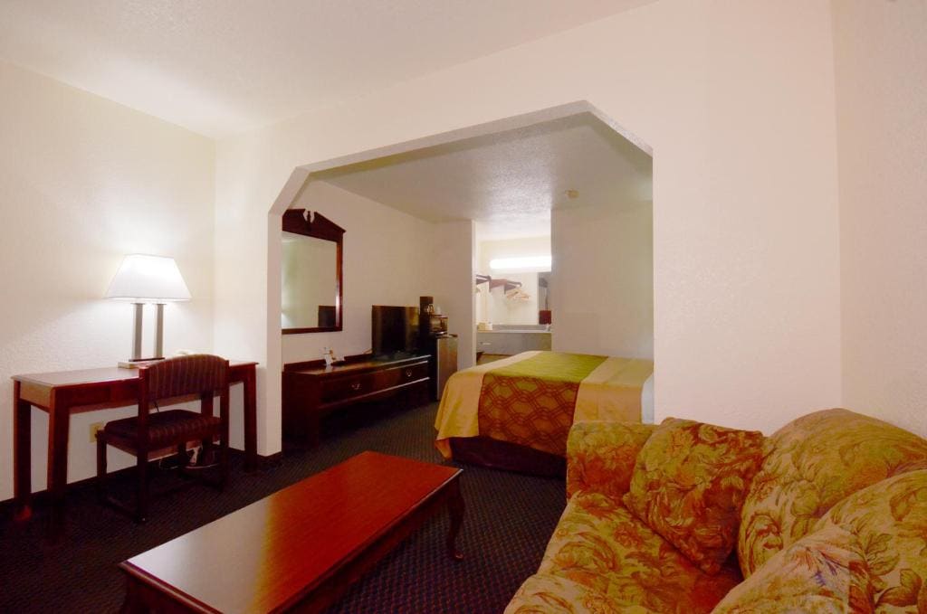 King Suite - Non-Smoking room - Image 2