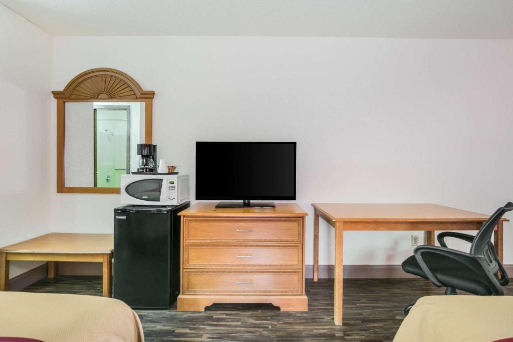 Double Room with Two Double Beds - Non-Smoking room - Image 3