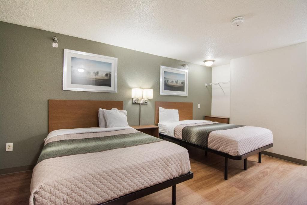 Efficiency Quadruple Room with Two Queen Beds - Non Smoking room - Image 1
