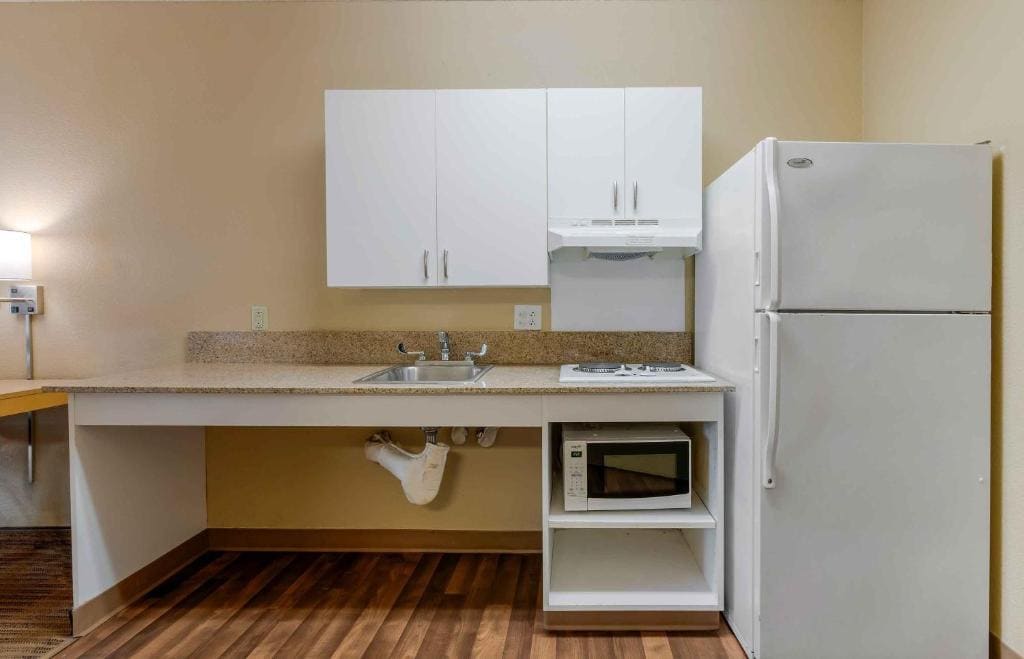 Queen studio with 1 Queen Bed - Disability Access/Non-Smoking room - Image 2