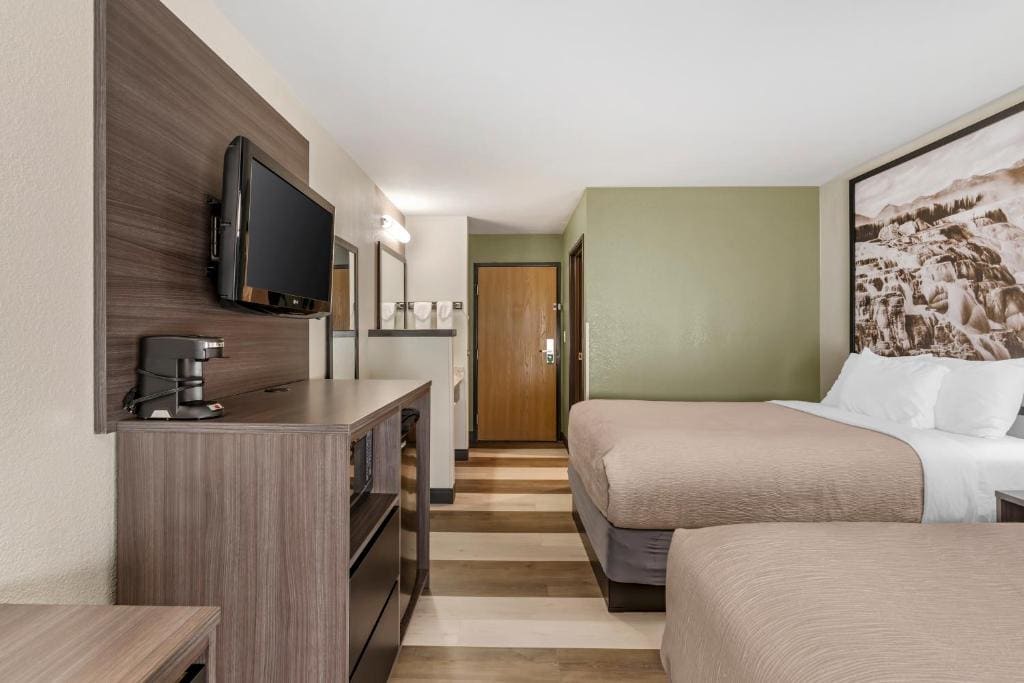 Quadruple Room - Non Smoking/Ground floor/Interior Corridor room - Image 2