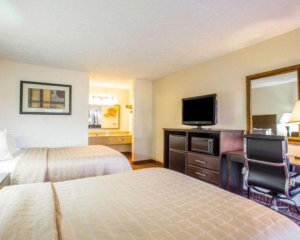 Queen Room with Two Queen Beds - Non-Smoking room - Image 2