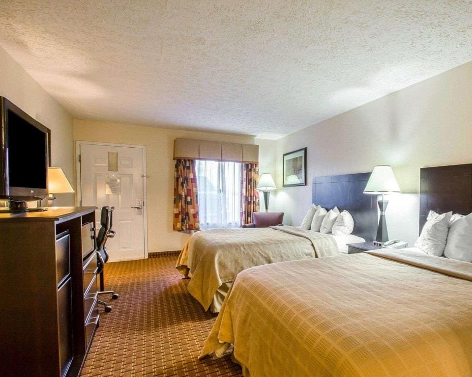 Queen Room with Two Queen Beds - Non-Smoking room - Image 1