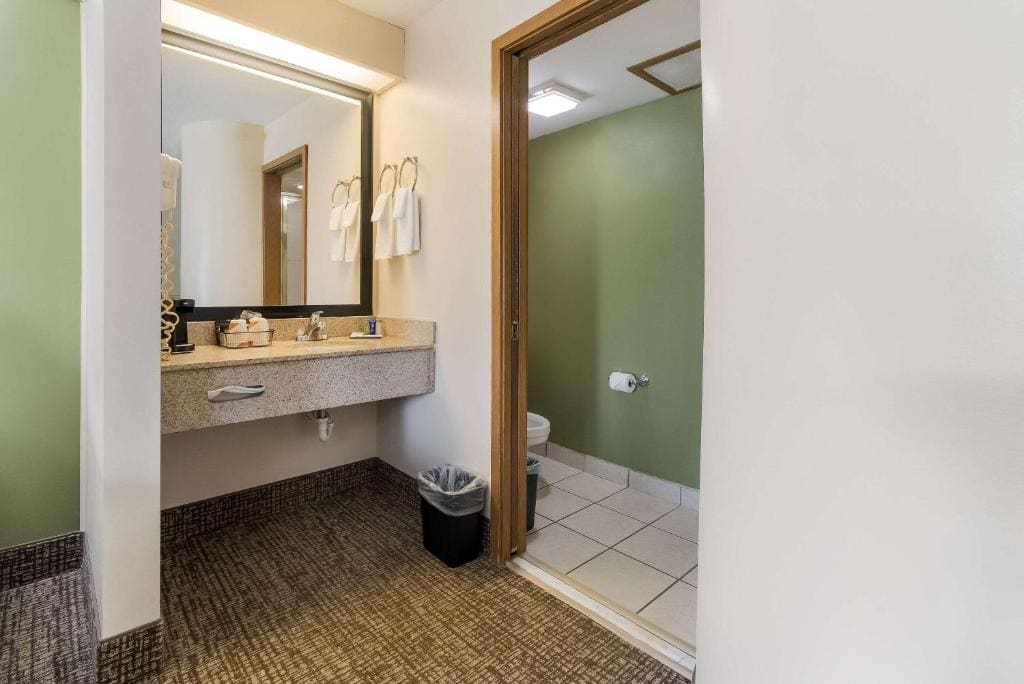 Queen Room with Two Queen Beds - Non-Smoking room - Image 2