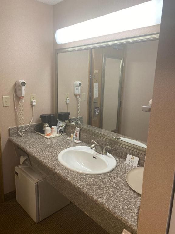 Efficiency Queen Suite with Two Queen Beds and Sofa bed - Non Smoking room - Image 2