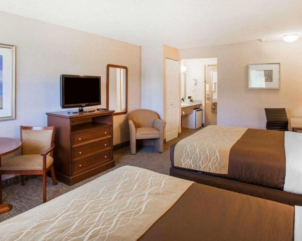 Queen Room with Two Queen Beds - Non-Smoking room - Image 2