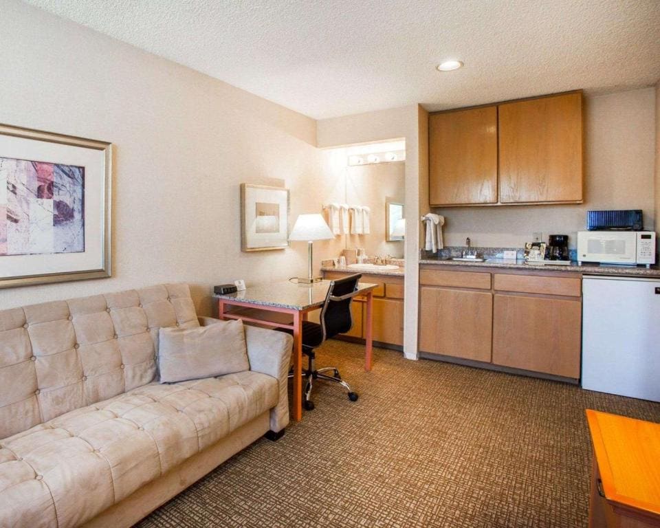 King Suite with Sofa Bed - Non Smoking room - Image 3