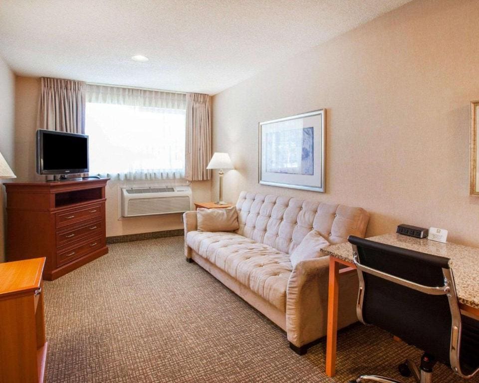 King Suite with Sofa Bed - Non Smoking room - Image 2