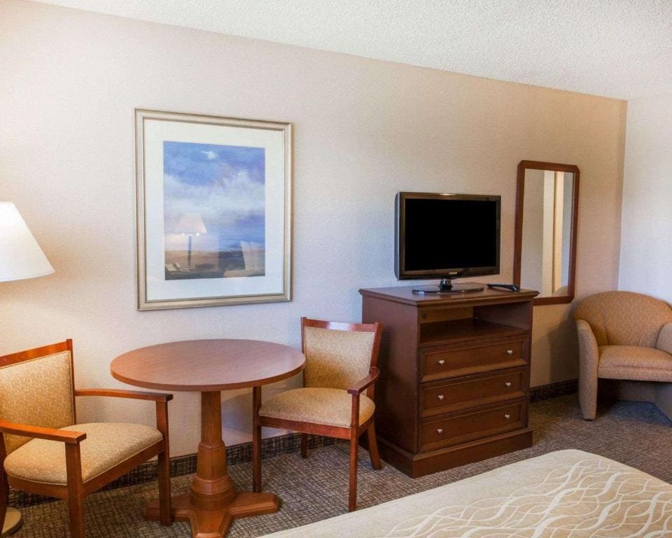Queen Room with Two Queen Beds - Non-Smoking room - Image 3