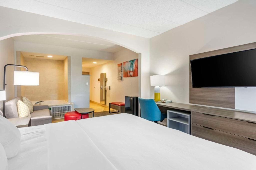 King Suite with Whirlpool - Non-Smoking room - Image 3