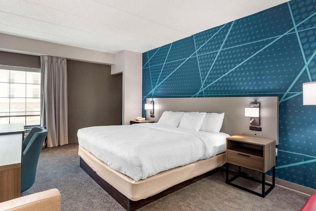 King Suite with Whirlpool - Non-Smoking room - Image 2