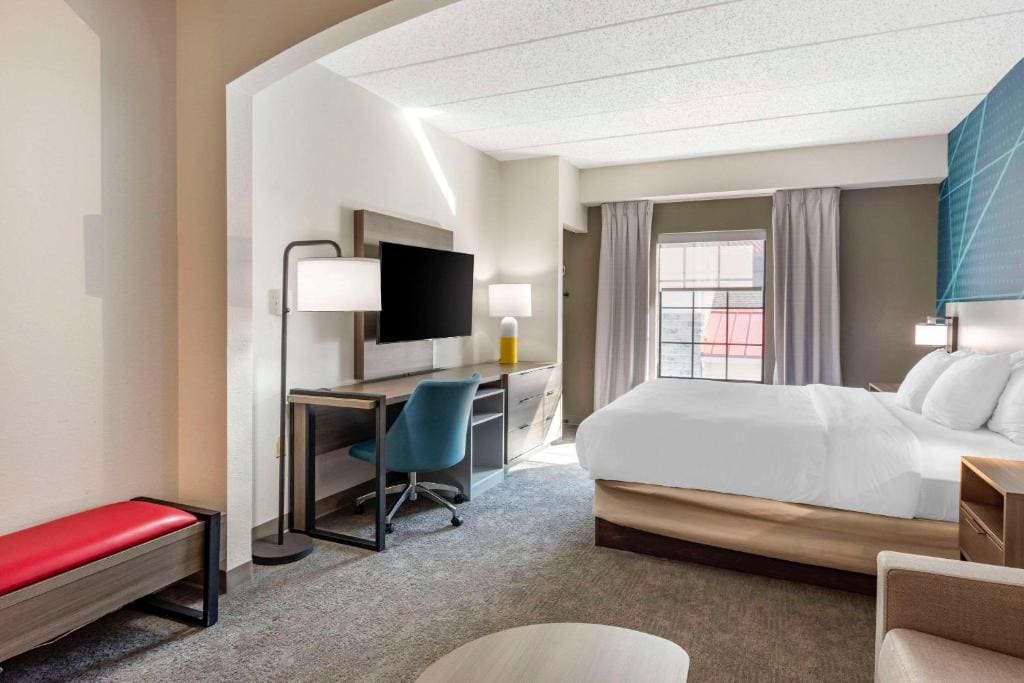 King Suite with Whirlpool - Non-Smoking room - Image 1