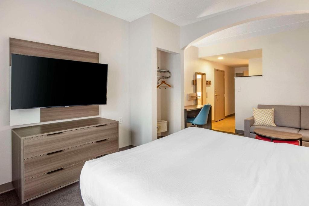 Queen Suite - Disability Access/Non-Smoking room - Image 2