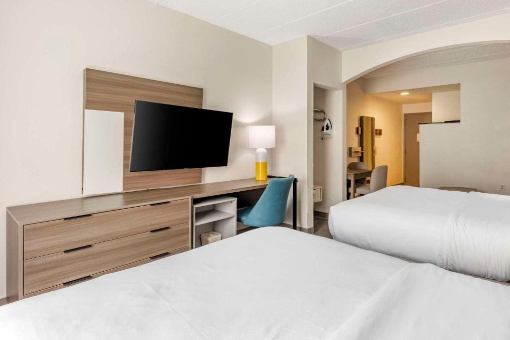Queen Suite with Two Queen Beds - Non-Smoking room - Image 2