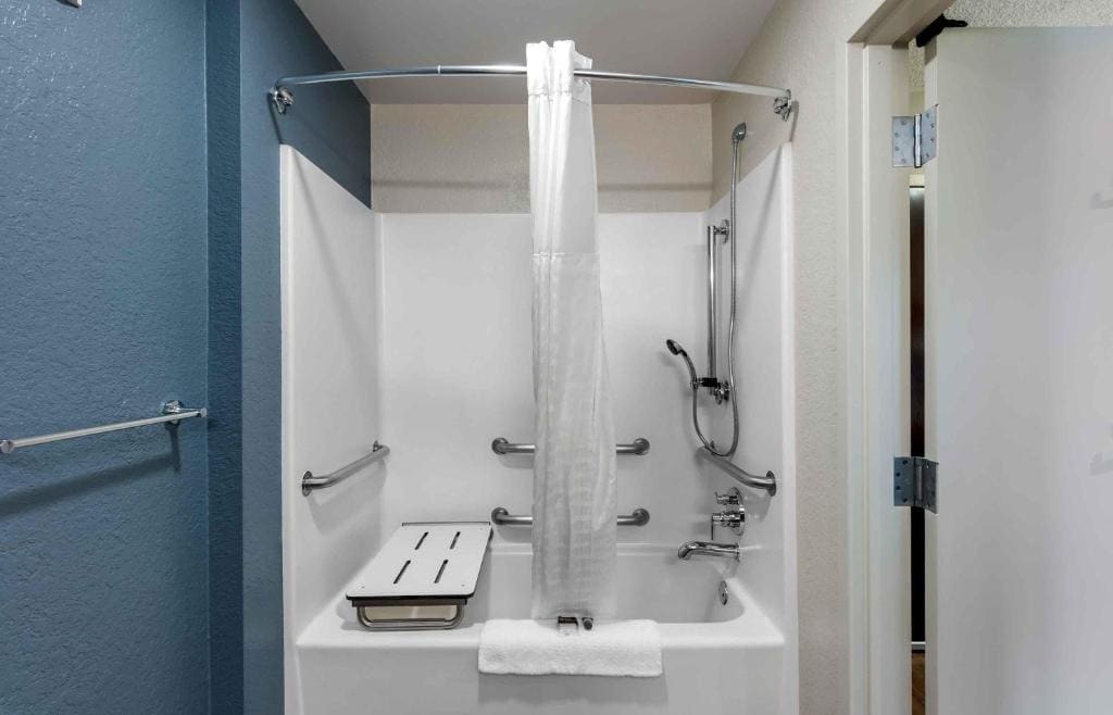 Studio with 2 Double Beds - Disability Access - Non-Smoking room - Image 2