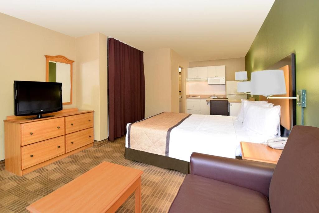 Deluxe Studio with 1 King Bed - Non-Smoking room - Image 3