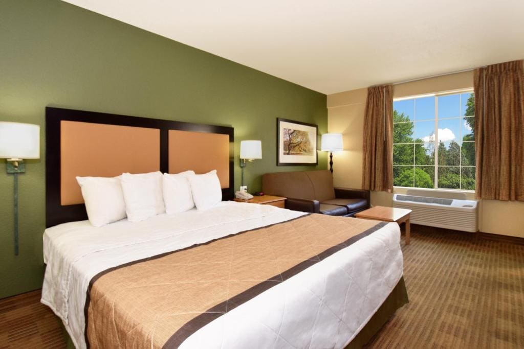 Deluxe Studio with 1 King Bed - Non-Smoking room - Image 2