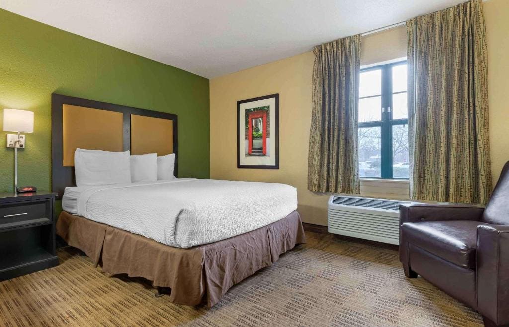 Queen studio with 1 Queen Bed - Disability Access/Non-Smoking room - Image 2