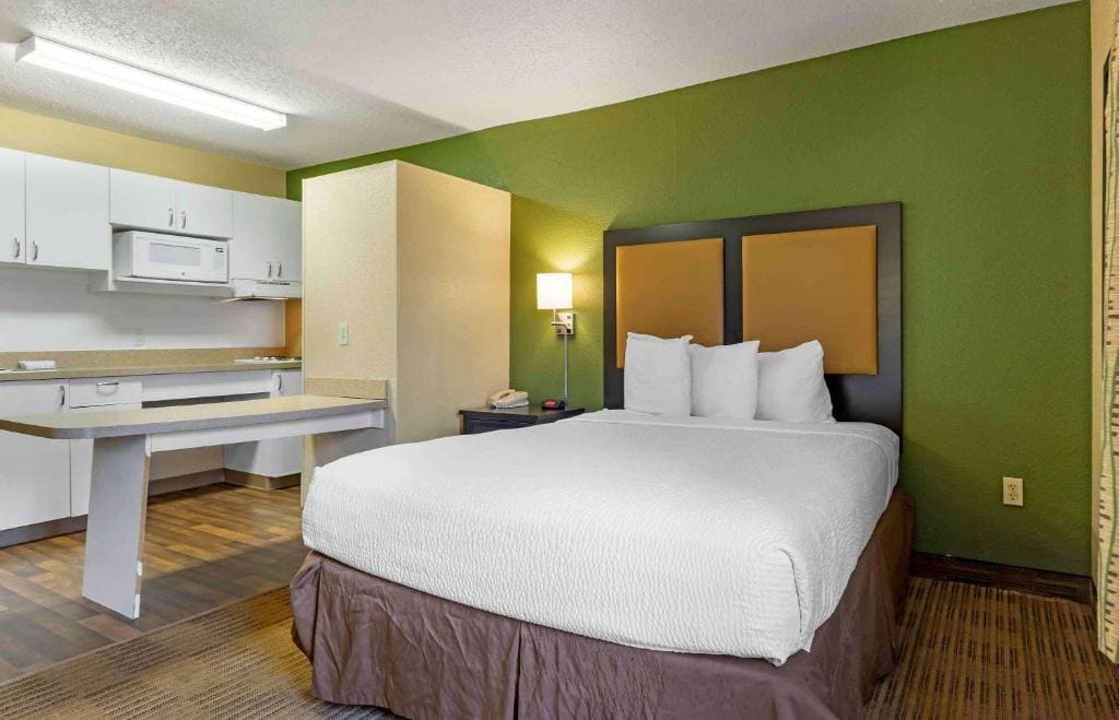 Queen studio with 1 Queen Bed - Disability Access/Non-Smoking room - Image 1