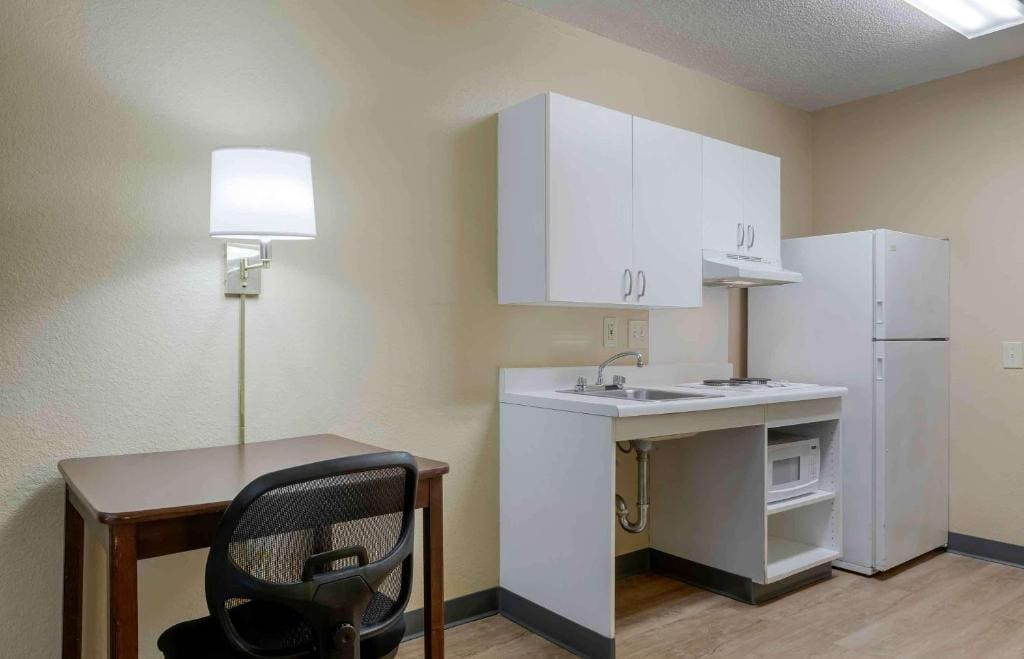 Queen studio with 1 Queen Bed - Disability Access/Non-Smoking room - Image 2