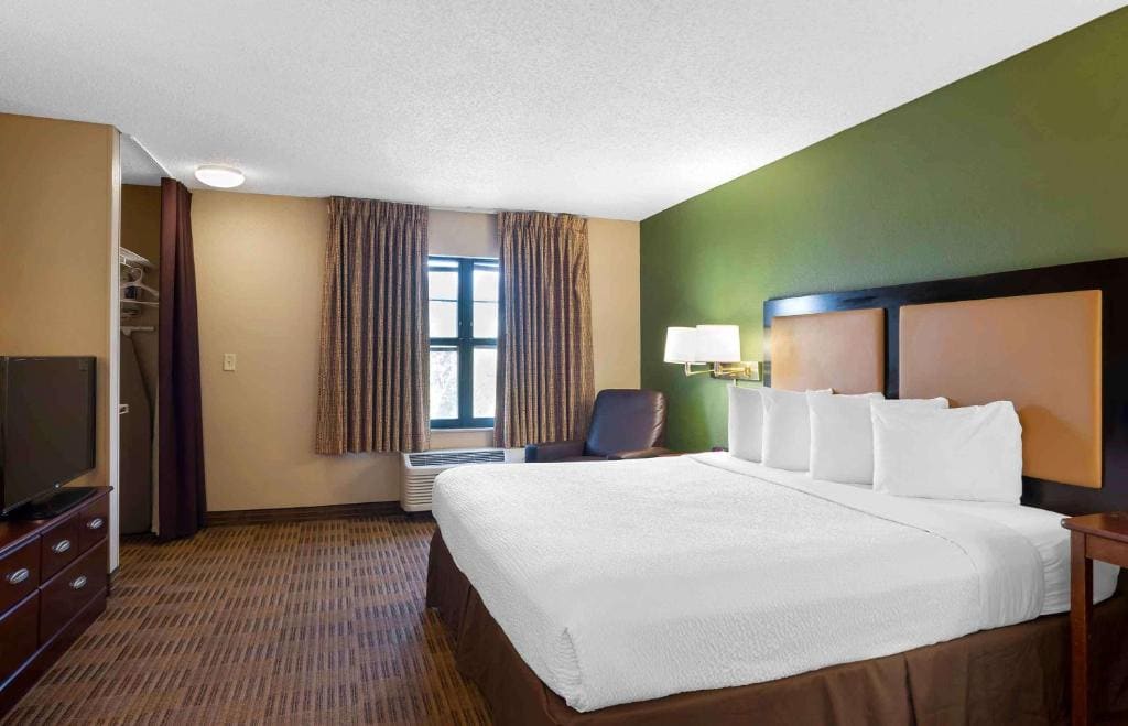 Studio with 1 King Bed - Non-Smoking room - Image 1