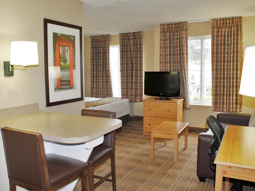 Deluxe Studio with 1 King Bed - Non-Smoking room - Image 3