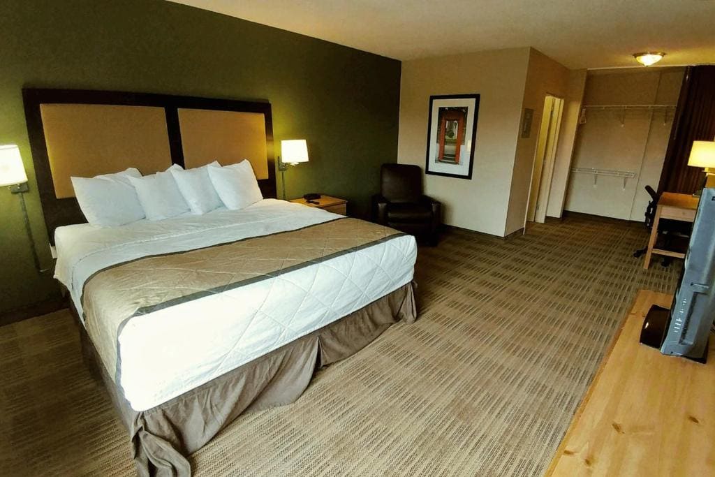 One Bedroom Suite - Non-Smoking room - Image 3