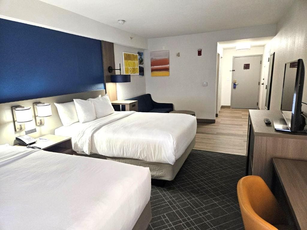 Queen Room with Two Queen Beds - Non-Smoking room - Image 2