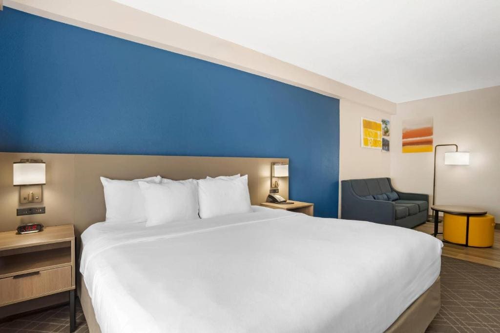 King Suite - Disability Access/Non-Smoking room - Image 1