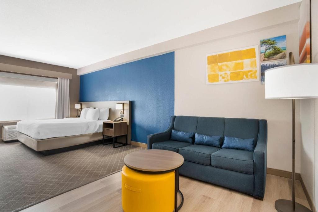 King Suite - Disability Access/Non-Smoking room - Image 2
