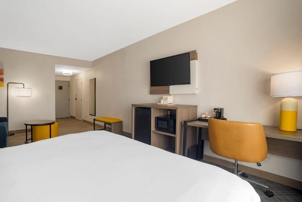 King Suite - Disability Access/Non-Smoking room - Image 3