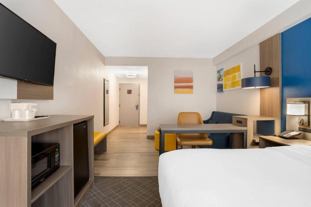 King Suite - Non-Smoking room - Image 2