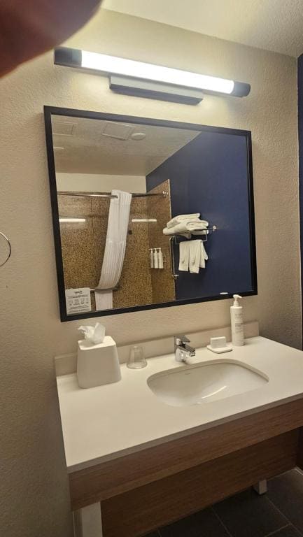 Queen Room with Bath Tub - Disability Access room - Image 2