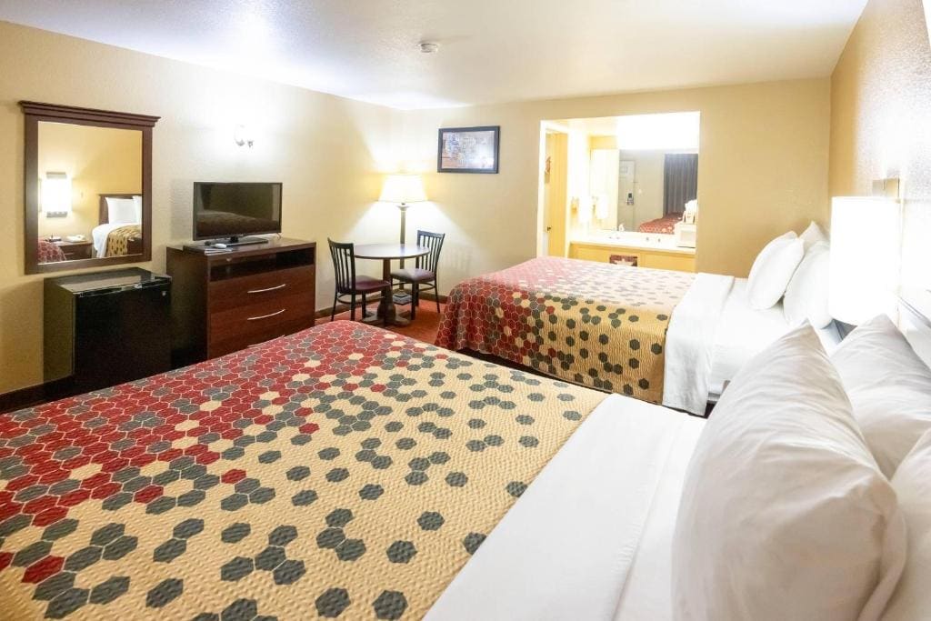 Queen Room with Two Queen Beds - Non-Smoking room - Image 2