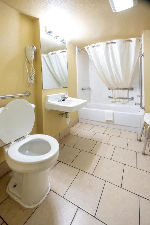 Queen Room - Accessible/Nonsmoking room - Image 2