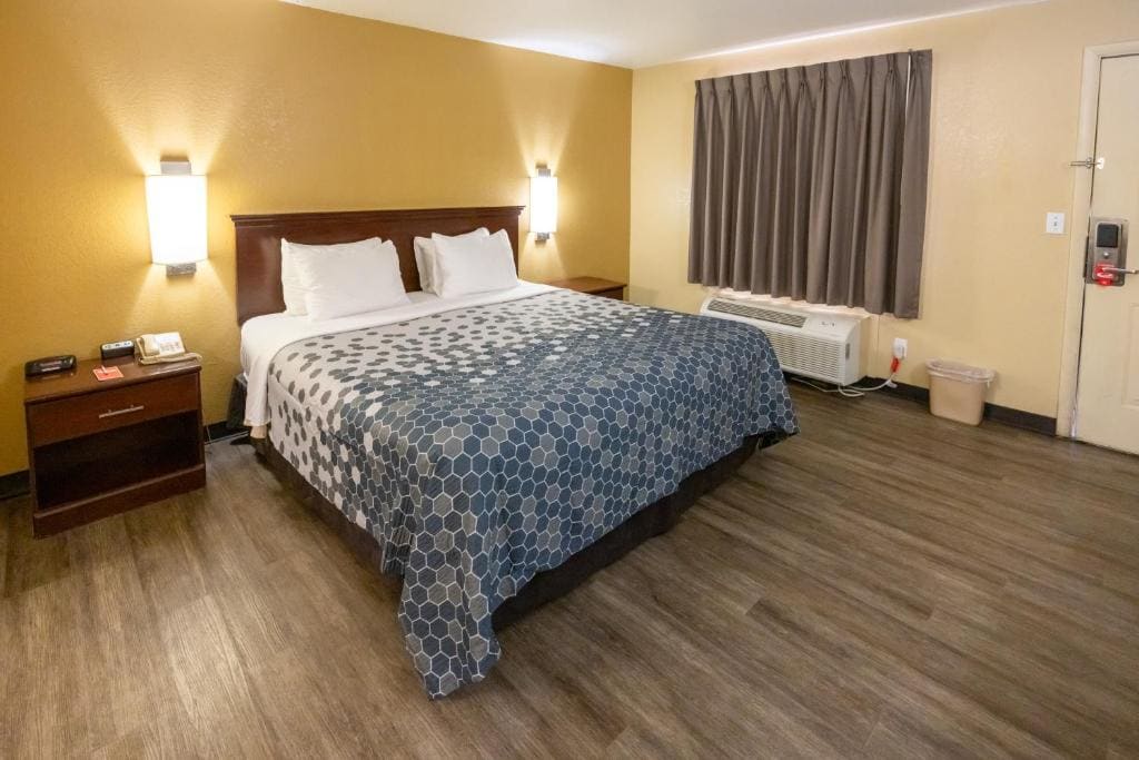 King Room - Non-Smoking room - Image 2