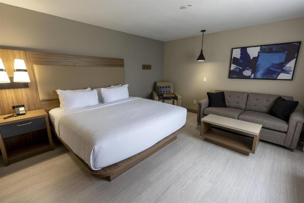 King Room with Two King Beds - Kitchenette room - Image 2