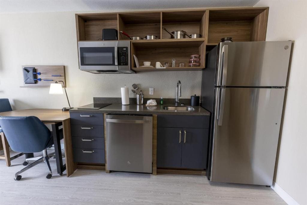 Studio with 1 King Bed Kitchenette - Non-Smoking room - Image 3